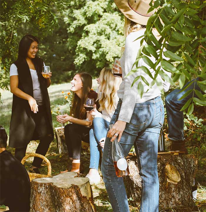 women-drinking-wine-yapero-livraison-d-alcool